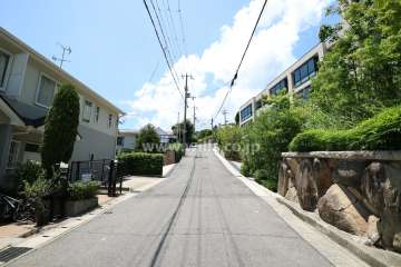 敷地南側の前面道路。周辺は、戸建が立ち並ぶ閑静な住宅街です。