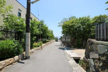 敷地西側の前面道路。