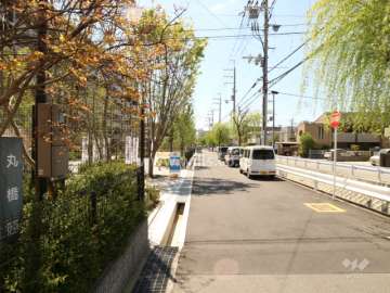 敷地西側の前面道路(北側から)