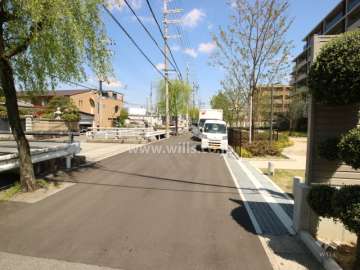 敷地西側の前面道路(南側から)