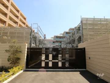 駐車場の出入り口にはゲートが設けられています。