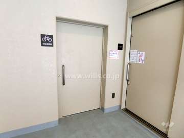 駐輪場出入り口（屋内）