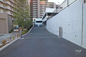 駐車場出入り口（ロボットゲート付き）