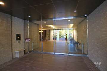 エントランスはオートロック付きです。