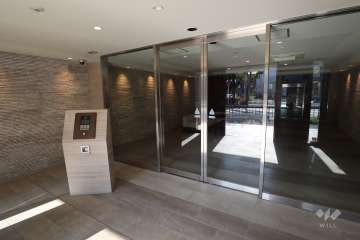 エントランスはオートロック付きです。