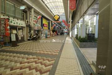 敷地の西側は「サカエマチ１番街」という商店街となっております。