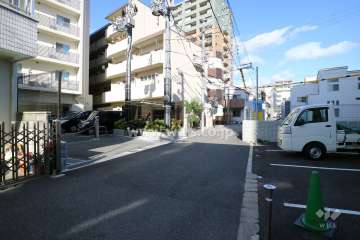 敷地東側の前面道路