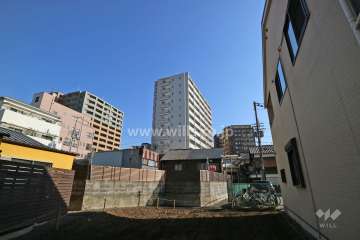 ブランズ池田栄町の遠景。周辺は住宅の他、店舗や事務所などが混在する街です。