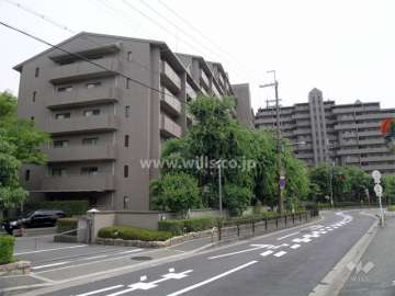 敷地の前面道路は二車線のバス通りです。