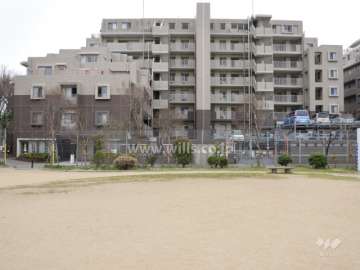 ライオンズマンション茨木東中条町の外観(東側から)
