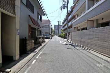 敷地西側の前面道路