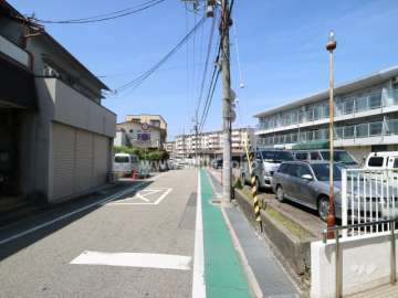 敷地の西側前面道路（南側から）