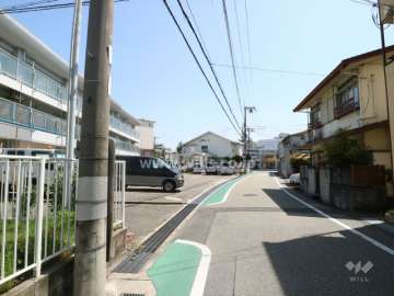 敷地の西側前面道路（北側から）