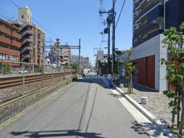 物件北側の前面道路（西側から）道を挟んで向かい側を阪急京都線が走っています。