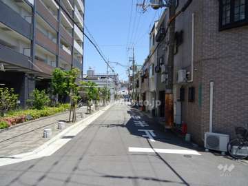物件南側の前面道路（西側から）