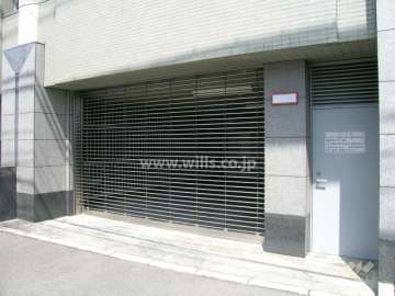 リングシャッター付きの駐車場入口