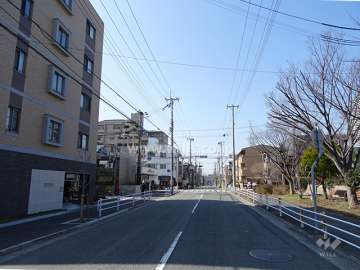 敷地北側の前面道路。鳴尾御影線です。