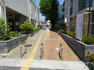敷地西側にはDios北千里への通路があります。
