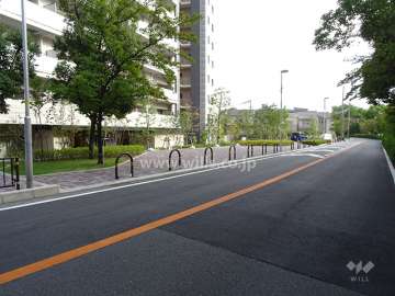 前面道路とマンション建物一部