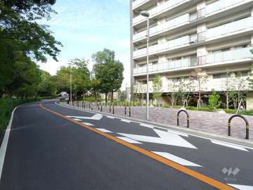 前面道路とマンション建物一部