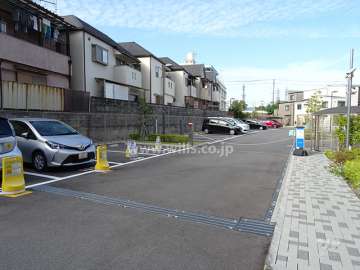 駐車場出入り口（ロボットゲート付き）