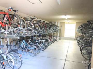 屋内に設けられた駐輪場