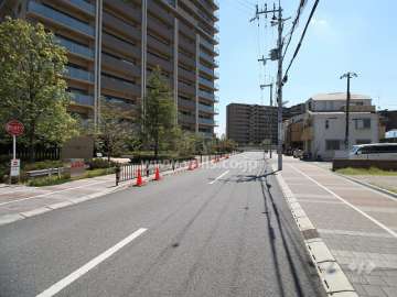 敷地西側の前面道路（北側から）