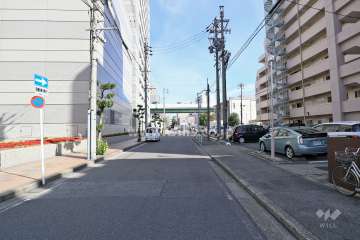敷地北側の前面道路（西側から）