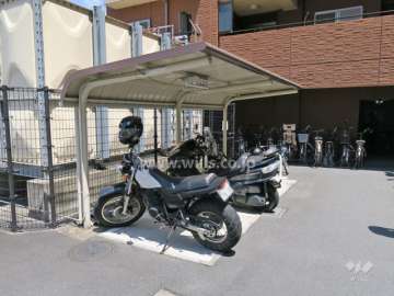 バイク置場と駐輪場