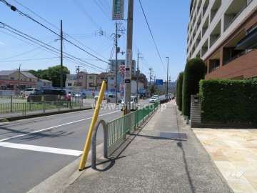敷地南側の前面道路