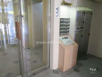 エントランスはオートロック付きです。