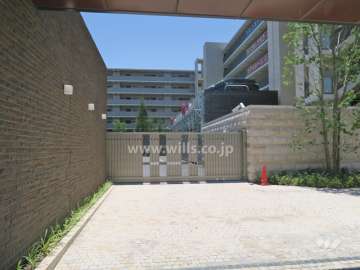 敷地内駐車場（屋外機械式）出入り口はゲート付きです。
