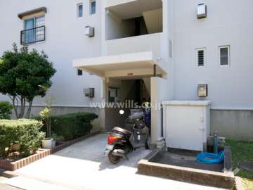 61棟の住戸出入り口（共用ポスト）