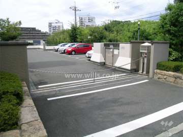 ロボットゲート付きの駐車場入り口