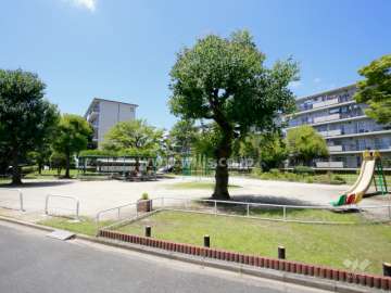 公園（C公園）には遊具も設置されています。