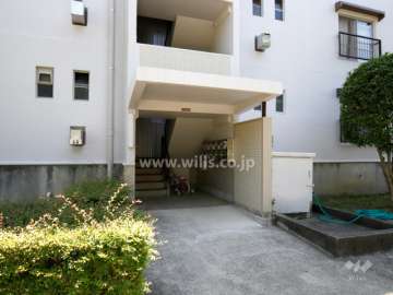 72棟の住戸出入り口（共用ポスト）