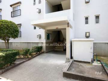 76棟の住戸出入り口（共用ポスト）