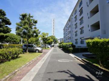 77棟北側の通路（敷地内駐車場）