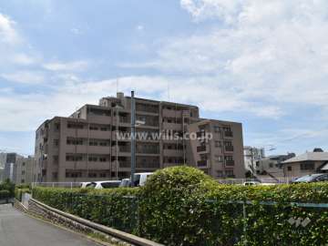 パークハイム住吉本町の遠景。周辺はマンション、一戸建てが混在する閑静な住宅地です。