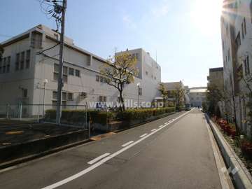 敷地東側の前面道路と建物の一部