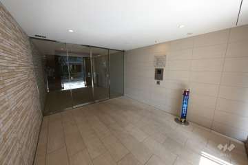 エントランスはオートロック付きです。