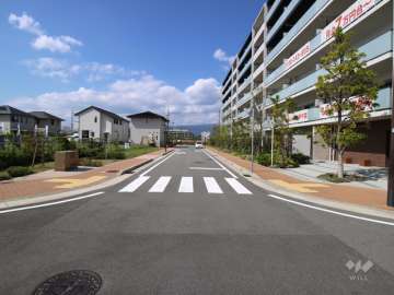 敷地南西側の前面道路。周辺は、マンションと一戸建てなどが混在する街です。