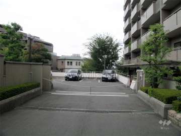 ロボットゲート付きの駐車場入り口