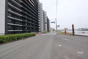 敷地北側の前面道路(東側から)