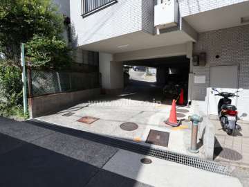 駐車場出入り口