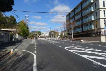 敷地西側の前面道路