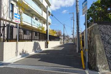 敷地南側の前面道路