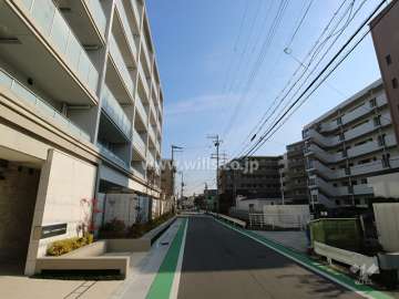 南側前面道路と建物の一部