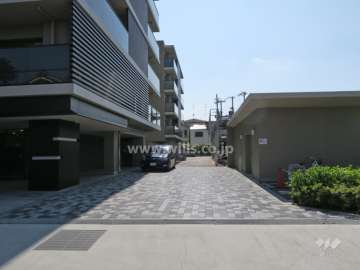 敷地東側の前面道路。周辺は閑静な住宅地です。