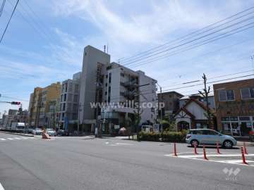 メゾン・ド・星ヶ丘セーヌの遠景(北西側から撮影)周辺はマンションと商業ビル等が混在するエリアです。前面道路は片側二車線のバス通りです。